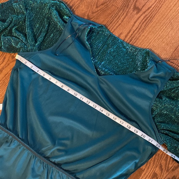 Chaus New York woman’s metallic blouse split sleeve, V-neck, banded hem blouse - Picture 8 of 16